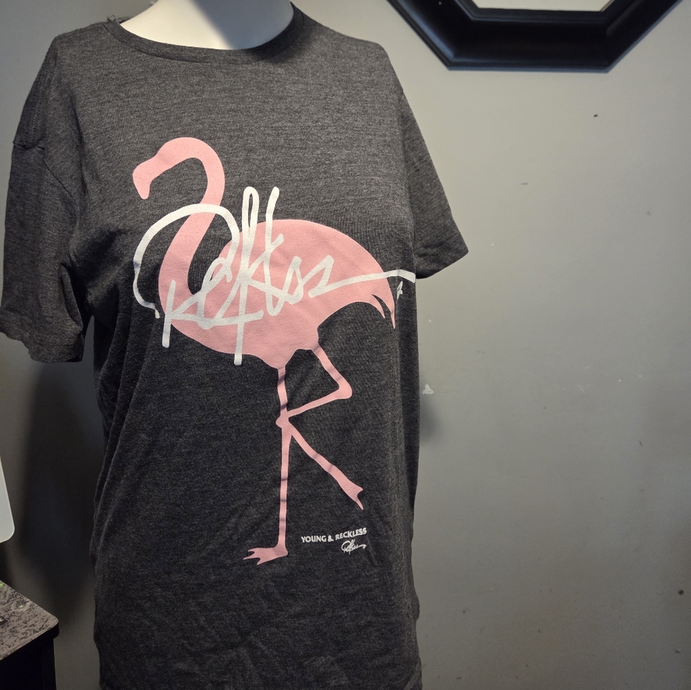 Young & Reckless Gray T-Shirt with Pink Flamingo Graphic Size Small